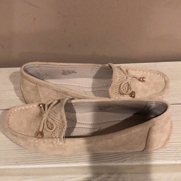 NWOB Moccasins Women’s Beige - Picture 2 of 7